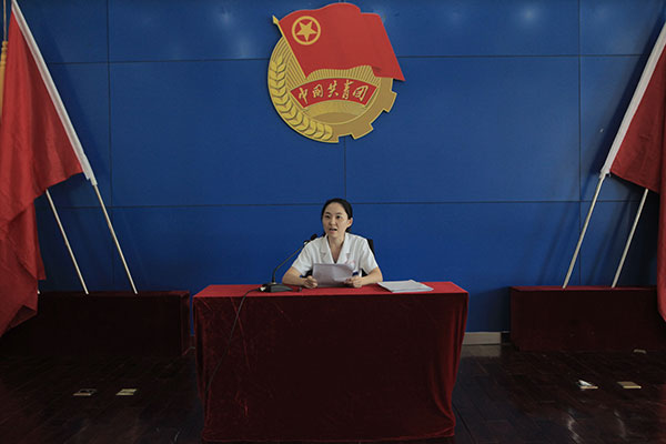代理團委書記晏儷航主持預備會議.jpg